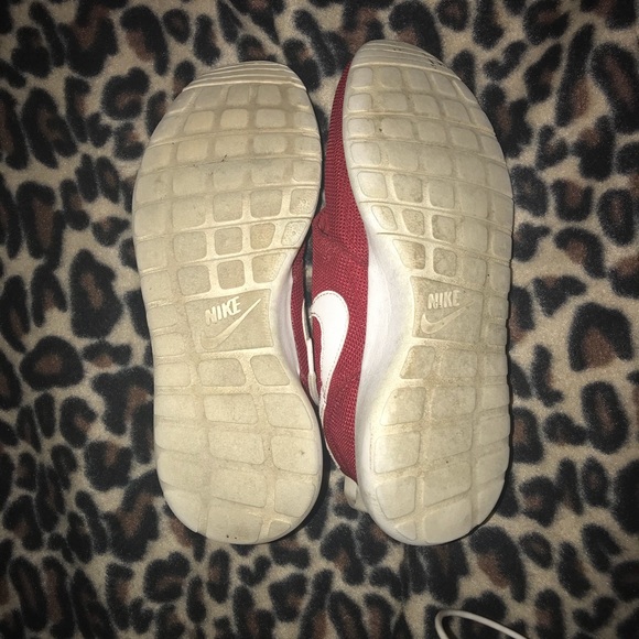 Red Nike roshes - Picture 4 of 4